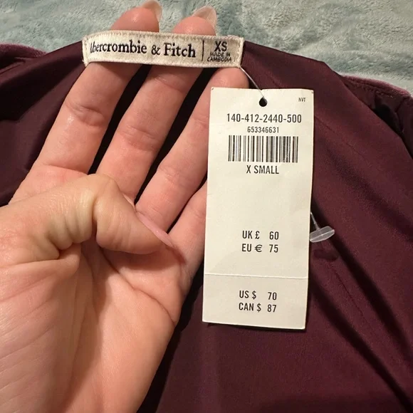 NWT Abercrombie & Fitch Velvet Long Sleeve Top in Burgundy - Picture 3 of 3